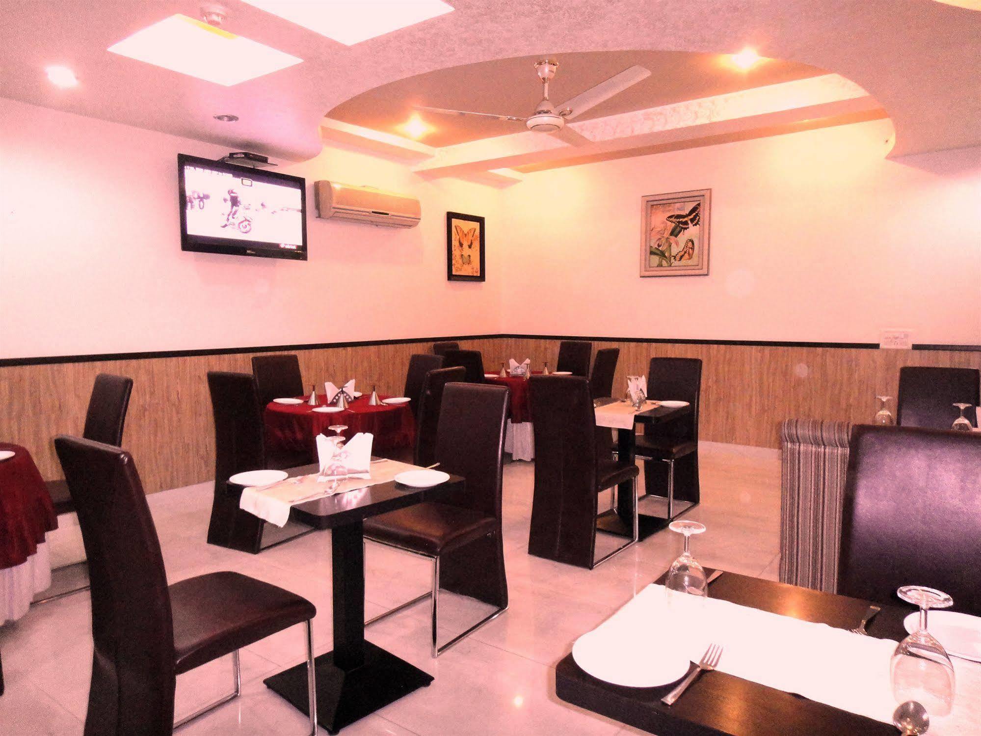 Hotel Orbit 34 Chandīgarh Dış mekan fotoğraf